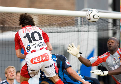Jari Litmanen, Malmö och Pa Dembo Tourray, målvakt,