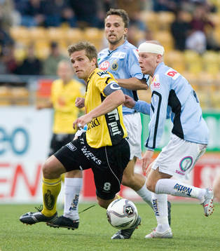 Anders Svensson, Elfsborg, jagas av Mathias Woxlin och