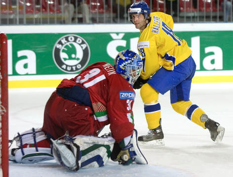 Per Hållberg petar in pucken bakom Sergei Shabanov