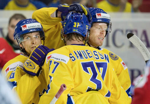 Magnus Johansson, målskytt grattas av Johan Franzen och