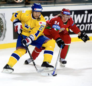 Michael Nylander kämpar mot Mikhail Grabovsky