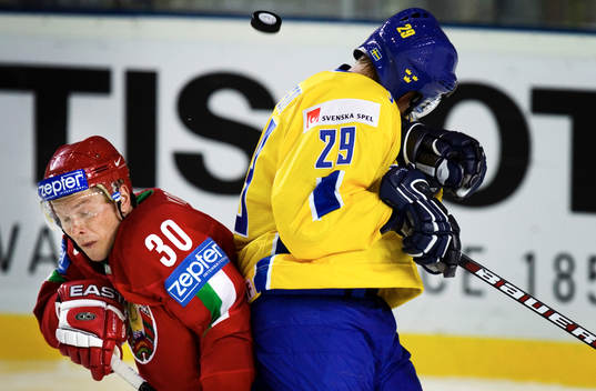 Kenny Jönsson och Vladimir Kopat, duckar för pucken