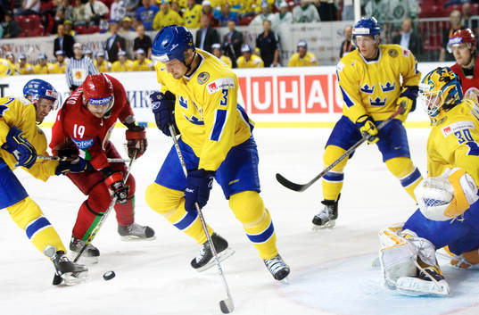 Mattias Timander, slarvar bort pucken och bjuder