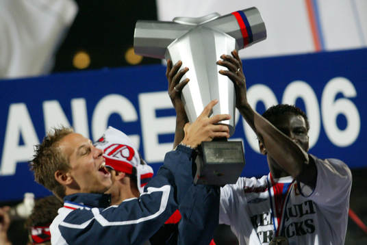 Benoit Pedretti och Mahamadou Diarra, Lyon, med pokal,