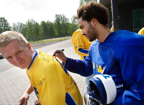 Johnny Oduya skriver autografer