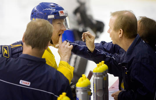 Jörgen Jönsson, fick en puck i ansiktet och fick besöka