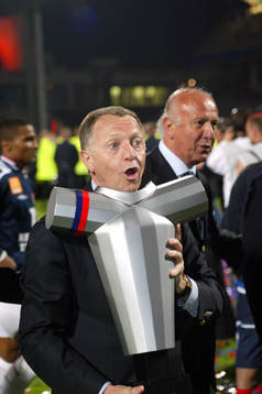 Jean Michel Aulas, Lyon, med pokal, buckla
