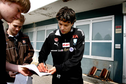 Fotboll, Jari Litmanen, Malmö FF, skriver autografer