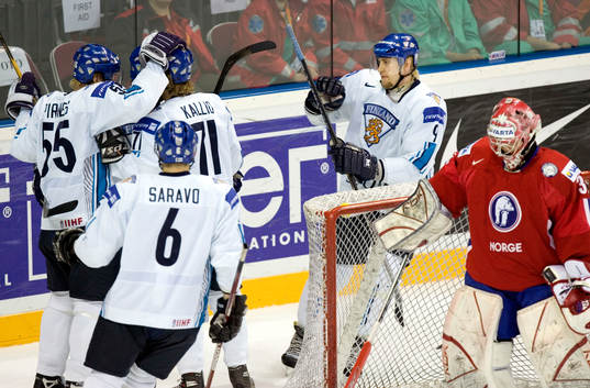 Finskt jubel bakom Mathias Gundersen, målvakt, Norge