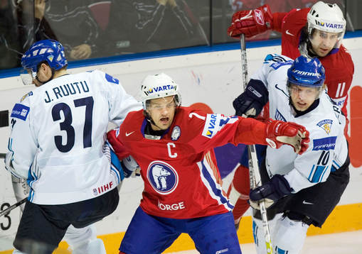 Jarkko Ruutu håller fast Tommy Jakobsen med på bilden