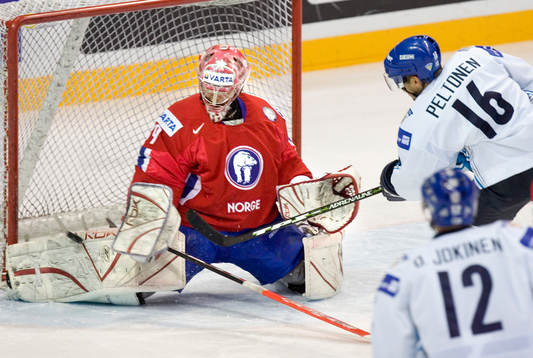 Mathias Gundersen, målvakt, Norge räddar Ville Peltonen