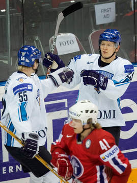 Jukka Hentunen gör 0-1 för Norge grattas av Esa Pirnes,