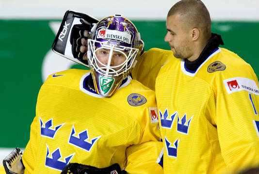 Stefan Liv (Målvakt) klappar om Daniel Henriksson, Sverige
