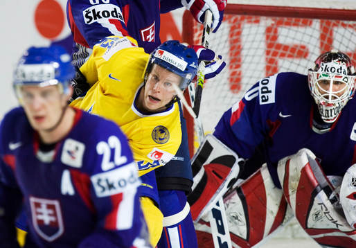 Fredrik Emvall, Sverige framför Karol Krizan (Målvakt)