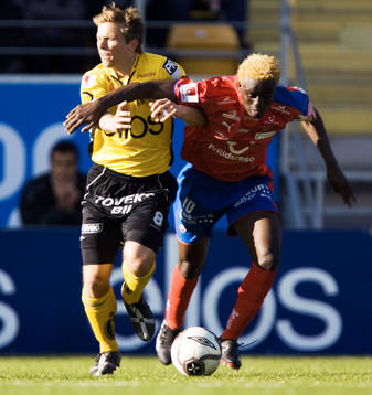McDonald Mariga håller undan för Anders Svensson