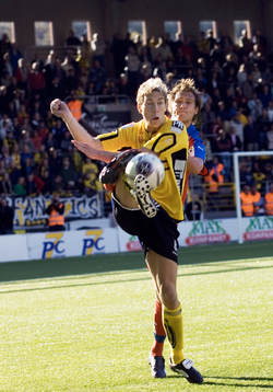 Daniel Alexandersson trycks i ryggen av Andreas Granqvist