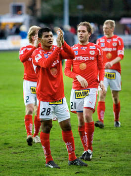 Ari da Silva Ferreira och resten av Kalmar tackar klacken