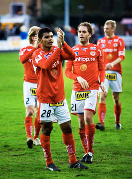 Ari da Silva Ferreira och resten av Kalmar tackar klacken