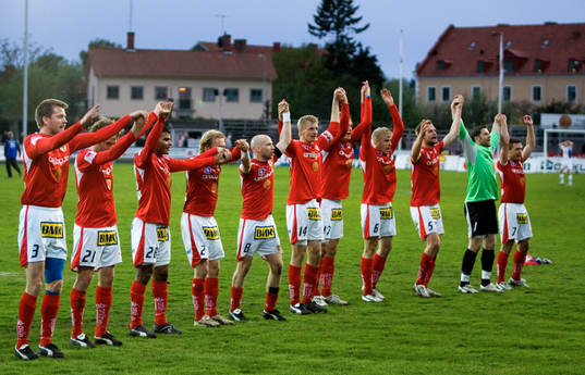 Kalmar tackar klacken
