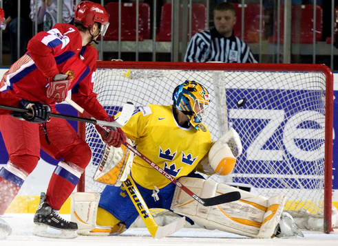 Alexei Mikhnov petar in 1-2 på Johan Holmqvist, målvakt