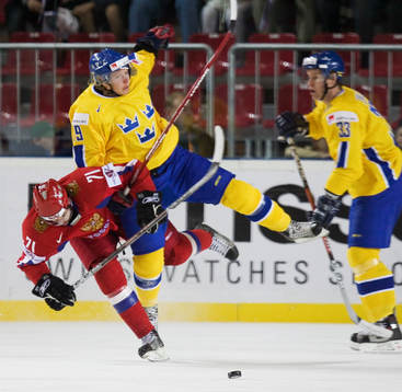 Evgeni Malkin ger Nicklas Bäckström en flygtur