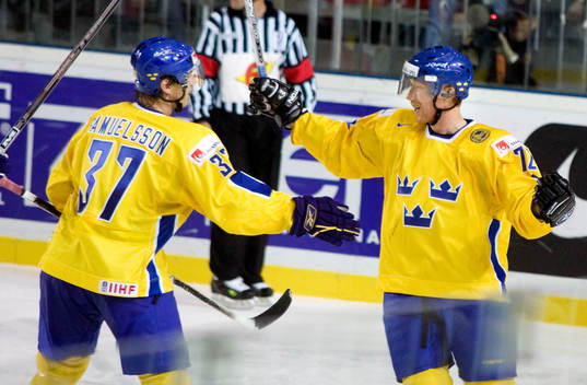 Jörgen Jönsson gör 3-2 för Sverige och jublar