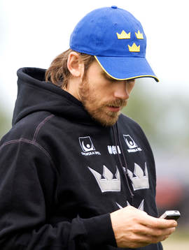 Henrik Zetterberg skickar sms