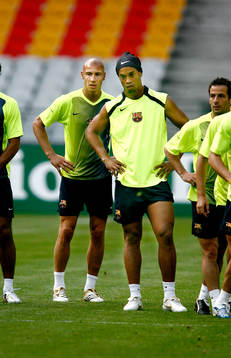 Henrik Larsson, och Ronaldinho och Barcelona, tränar på
