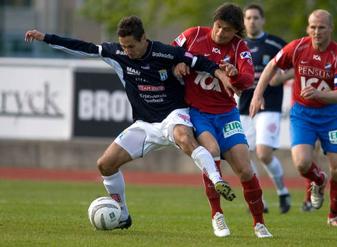 s Marco Sarvas försöker freda sig själv och bollen från