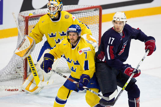 Niklas Kronvall och Ryan Kesler, framför Johan Holmqvist,