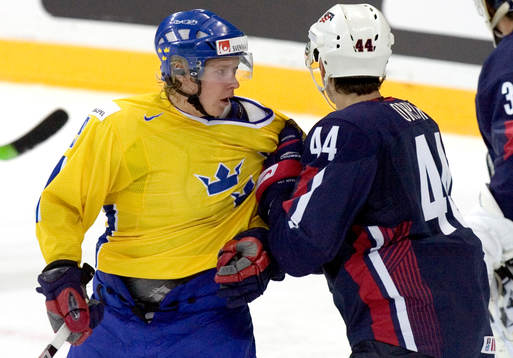 Nicklas Bäckström hålls fast av Brooks Orpik