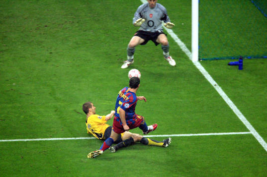 Juliano Belletti, Barcelona avgör matchen med sitt 2-1