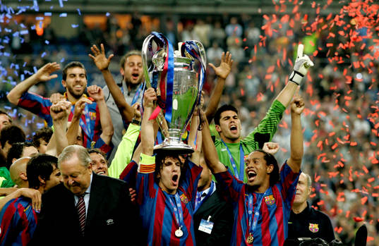 Lennart Johansson, president UEFA ger pokal till Carles