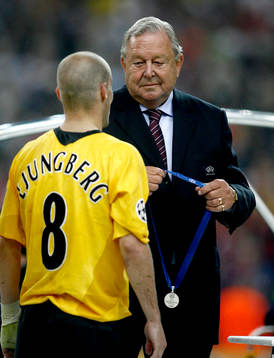 Lennart Johansson, president UEFA  ger silver medalj till