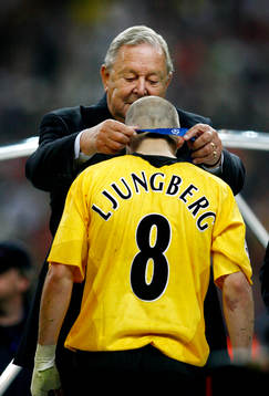 Lennart Johansson, president UEFA  ger silver medalj till
