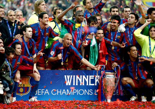 Henrik Larsson, Ronaldinho, Barcelona, håller i pokal,