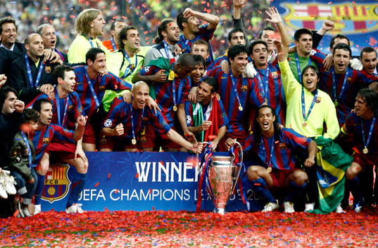 Henrik Larsson, Ronaldinho, Barcelona, håller i pokal,