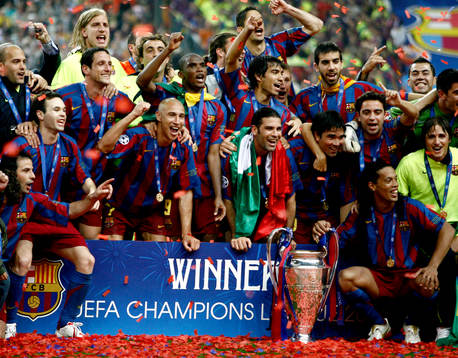 Henrik Larsson, Ronaldinho, Barcelona, håller i pokal,
