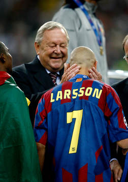 Henrik Larsson, Barcelona, får guld medalj