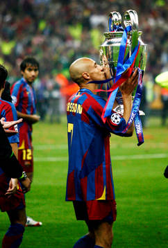 Henrik Larsson, Barcelona, kysser pokal