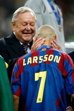 Henrik Larsson får medaljen av Lennart Johansson,