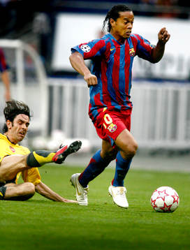 Ronaldinho, Barcelona och Robert Pires, Arsenal