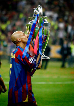 Henrik Larsson, Barcelona, kysser pokal