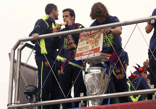Ludovic Giuly och Carles Puyol (Jubel, Pokal, Pizza, Buss,