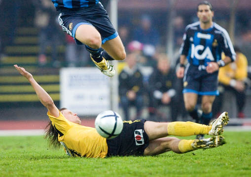 Emil Nilsson, Hässleholm, gör en glidtackling. Tackling