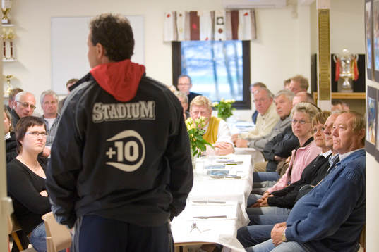 Ryggen på Stefan Rehn, assisterande tränare, Djurgården.