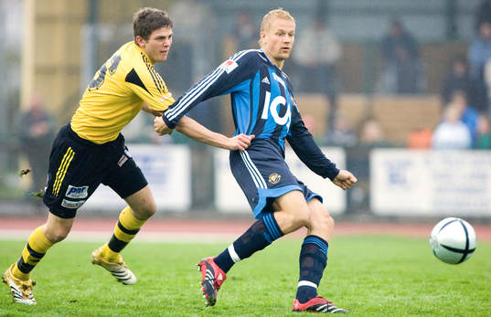 Toni Kuivasto, Djurgården, jagas av Karim Kange,