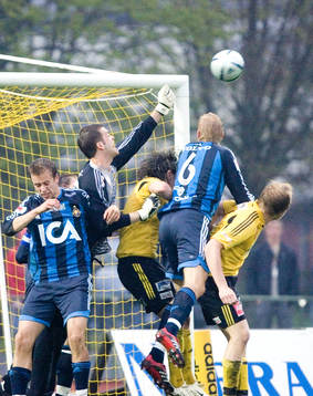 Joel Ringström, målvakt, Hässleholm, boxar bollen bort