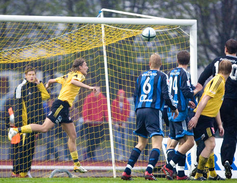 Bobby Alm Nilsson, Hässleholm, räddar på mållinjen. Nick