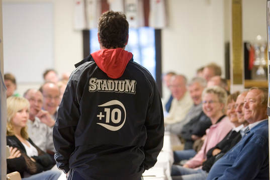 Ryggen på Stefan Rehn, assisterande tränare, Djurgården.